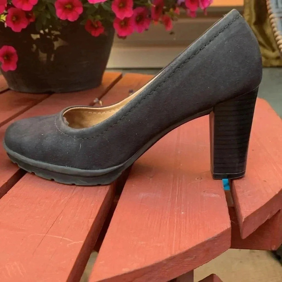 Flexi Black Suede Pump Size 5 1/2. 3”heel w 1/2” platform - Picture 4 of 6